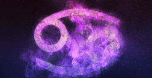 Symbol znamení Raka obklopený fialovými mlhovinami, odkazující na téma odblokování ve znamení Raka na tmavém vesmírném pozadí.